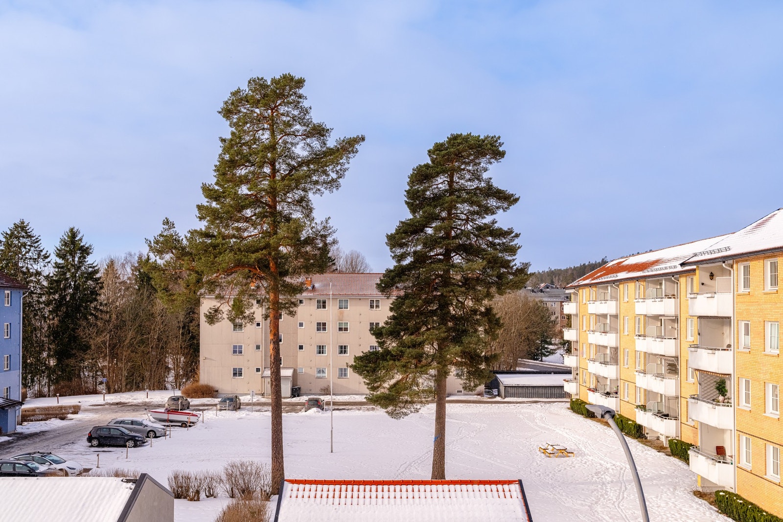 Området er svært barnevennlig og trygt samtidig som er omringet av fine grøntarealer og skog. Galleribilde