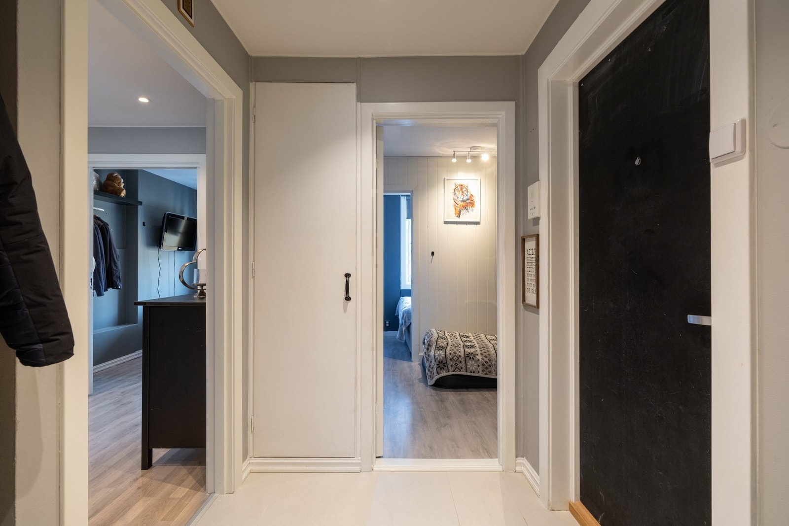 Innbydende og romslig entré som gir et godt førsteinntrykk av leiligheten. Galleribilde