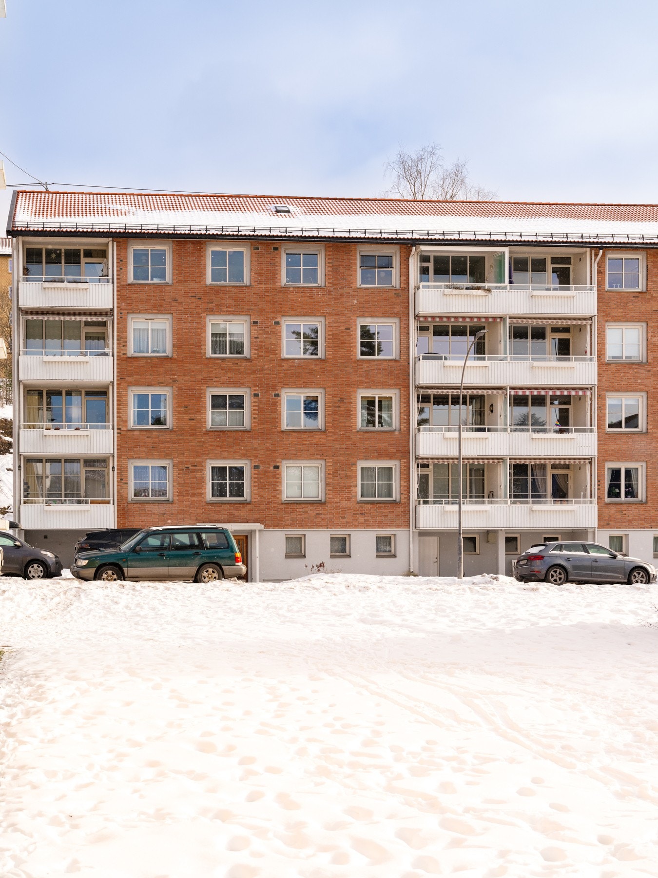 Av kollektivtrafikk så har man busstoppet på Tonsenhagen torg som ligger ca. tre minutters gange fra boligen. Her går det hyppige avganger med 25-bussen og 31-bussen. Galleribilde