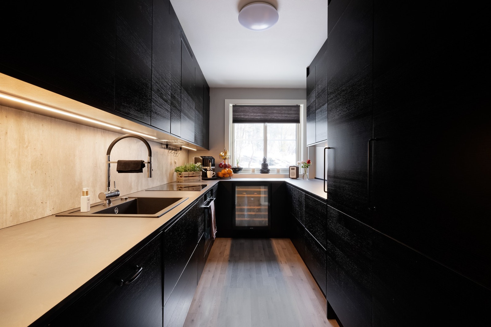 Stilrent og moderne kjøkken fra 2023. Galleribilde