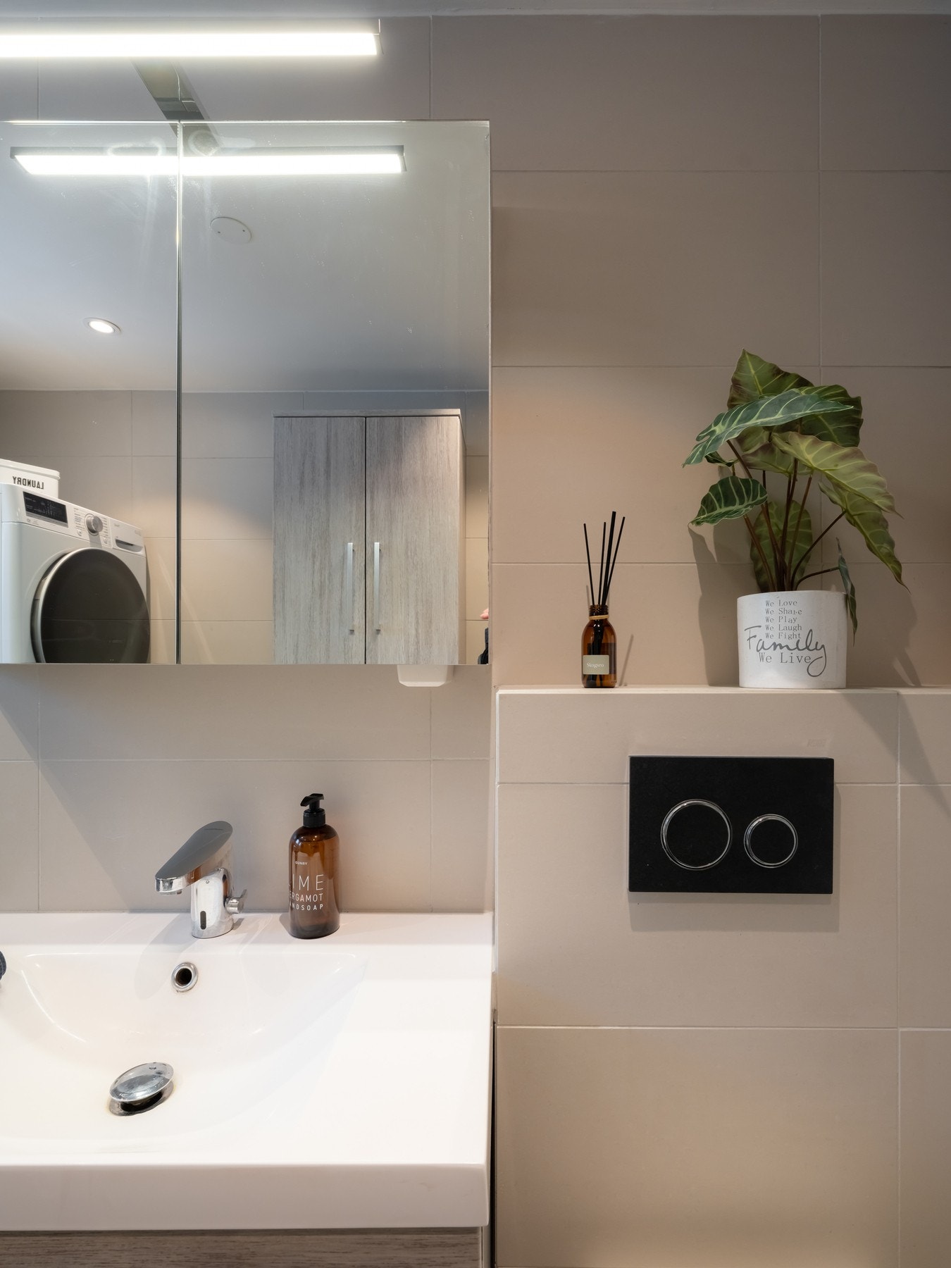 God lagringsplass på badet i vegghengt høyskap. Galleribilde