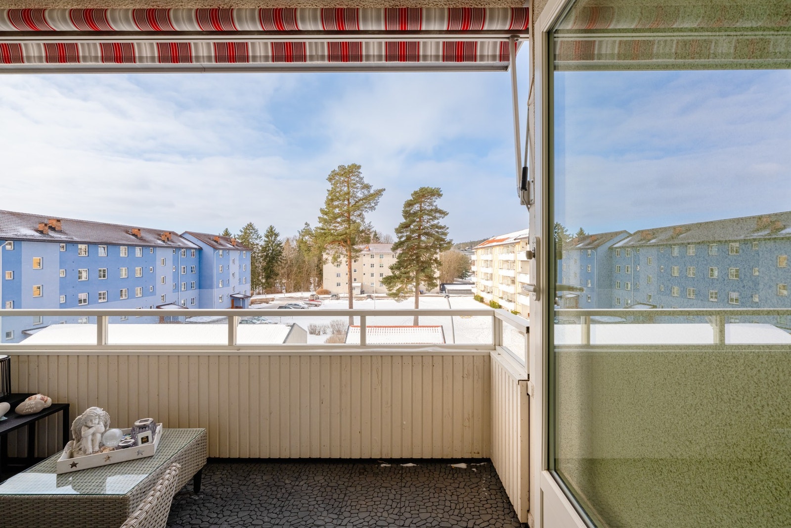 Balkongen har montert markise som skjermer godt på ekstra varme dager. Galleribilde