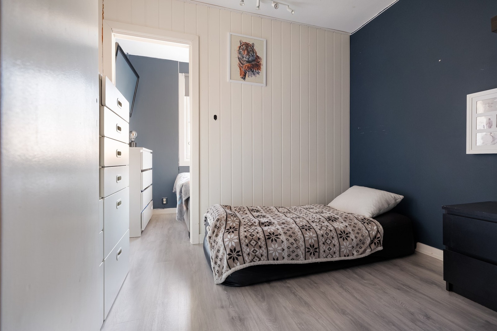 Soverom III er av svært god størrelse og fungerer i dag som soverom og kontor - adskilt med en skillevegg. Galleribilde