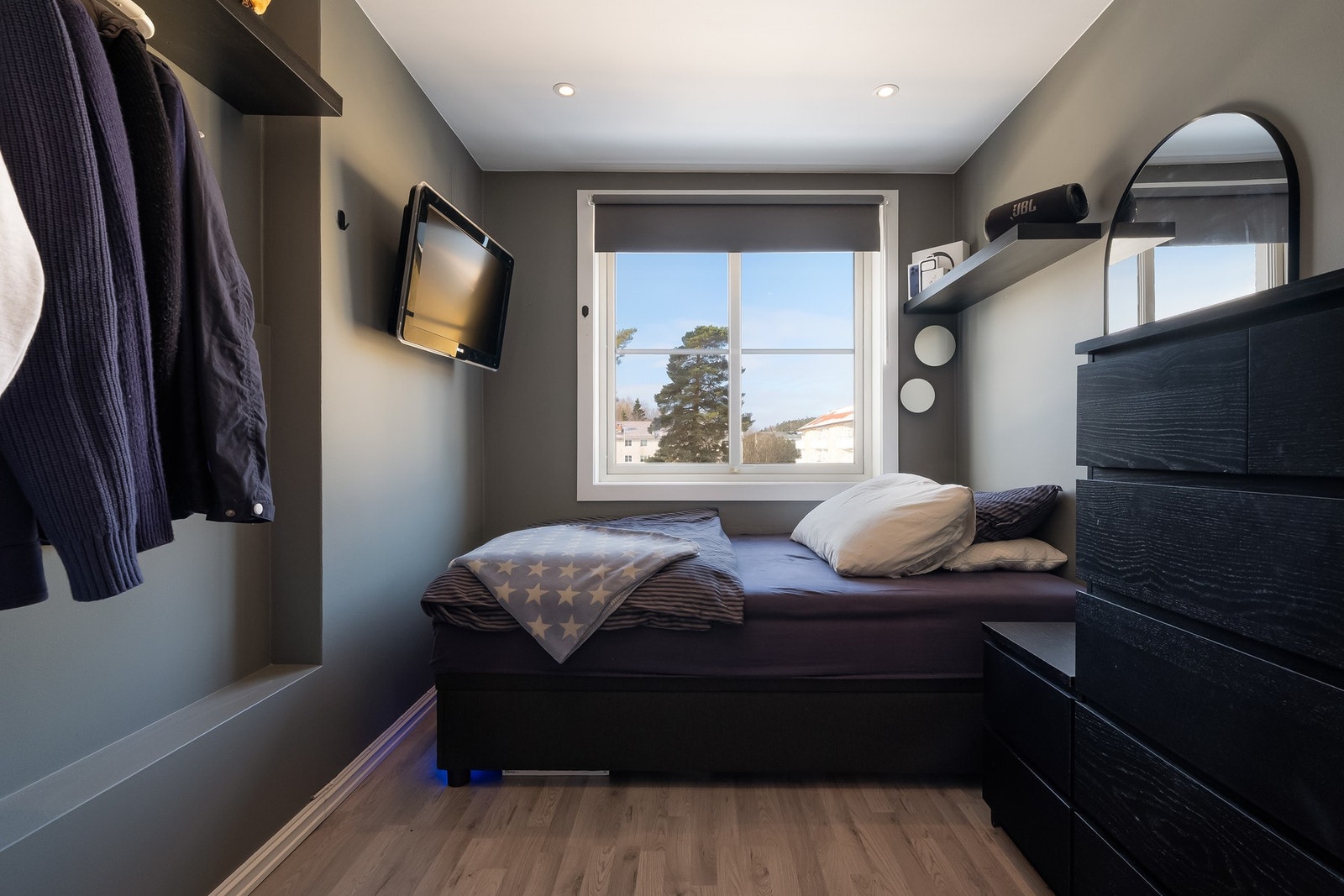 Rommet har god plass til dobbeltseng og lagringsplass. Galleribilde