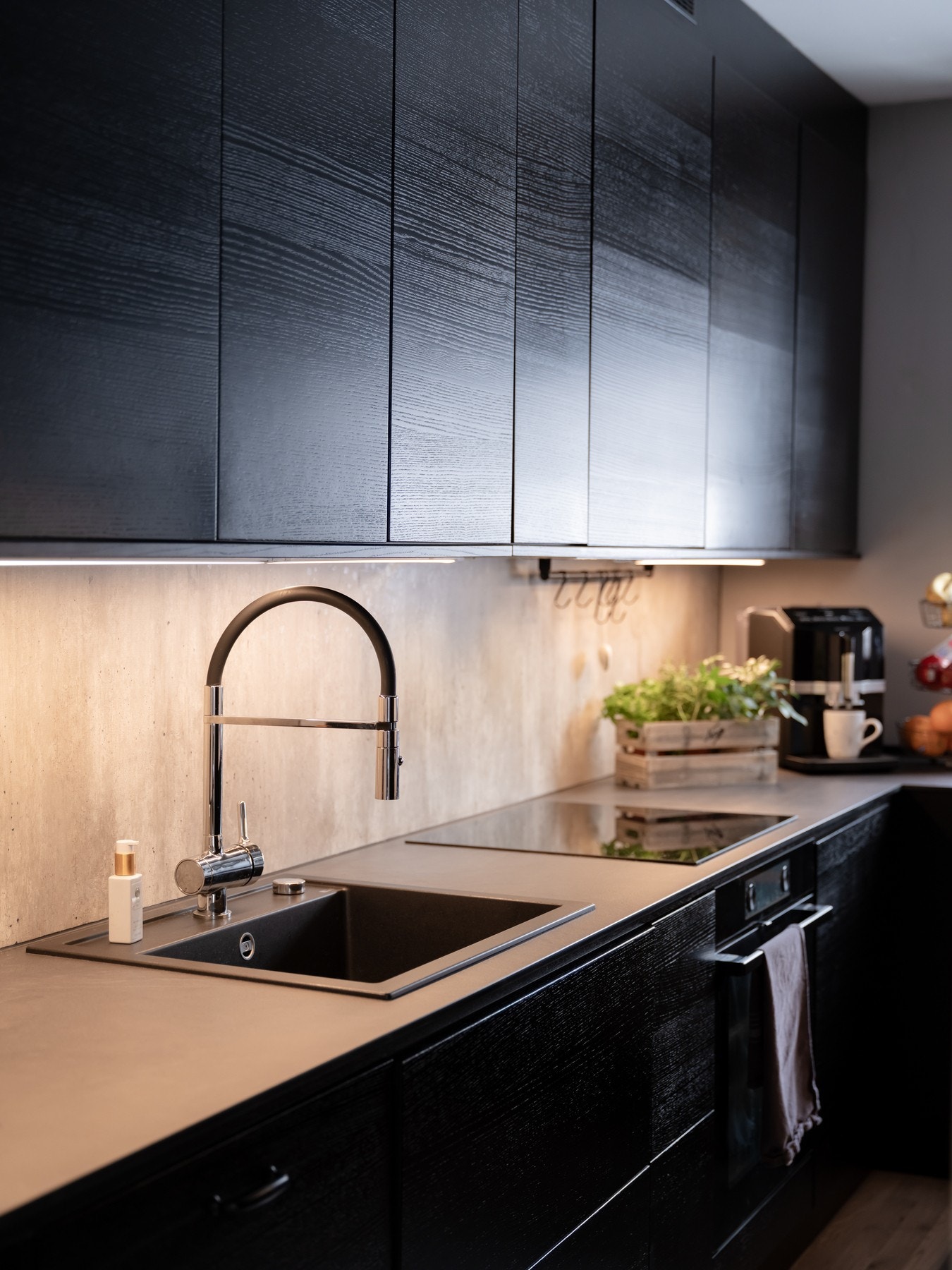 Kjøkkenet er fullt utstyrt med integrerte hvitevarer som oppvaskmaskin, stekeovn, platetopp, vinskap, kjøleskap og fryser. Galleribilde