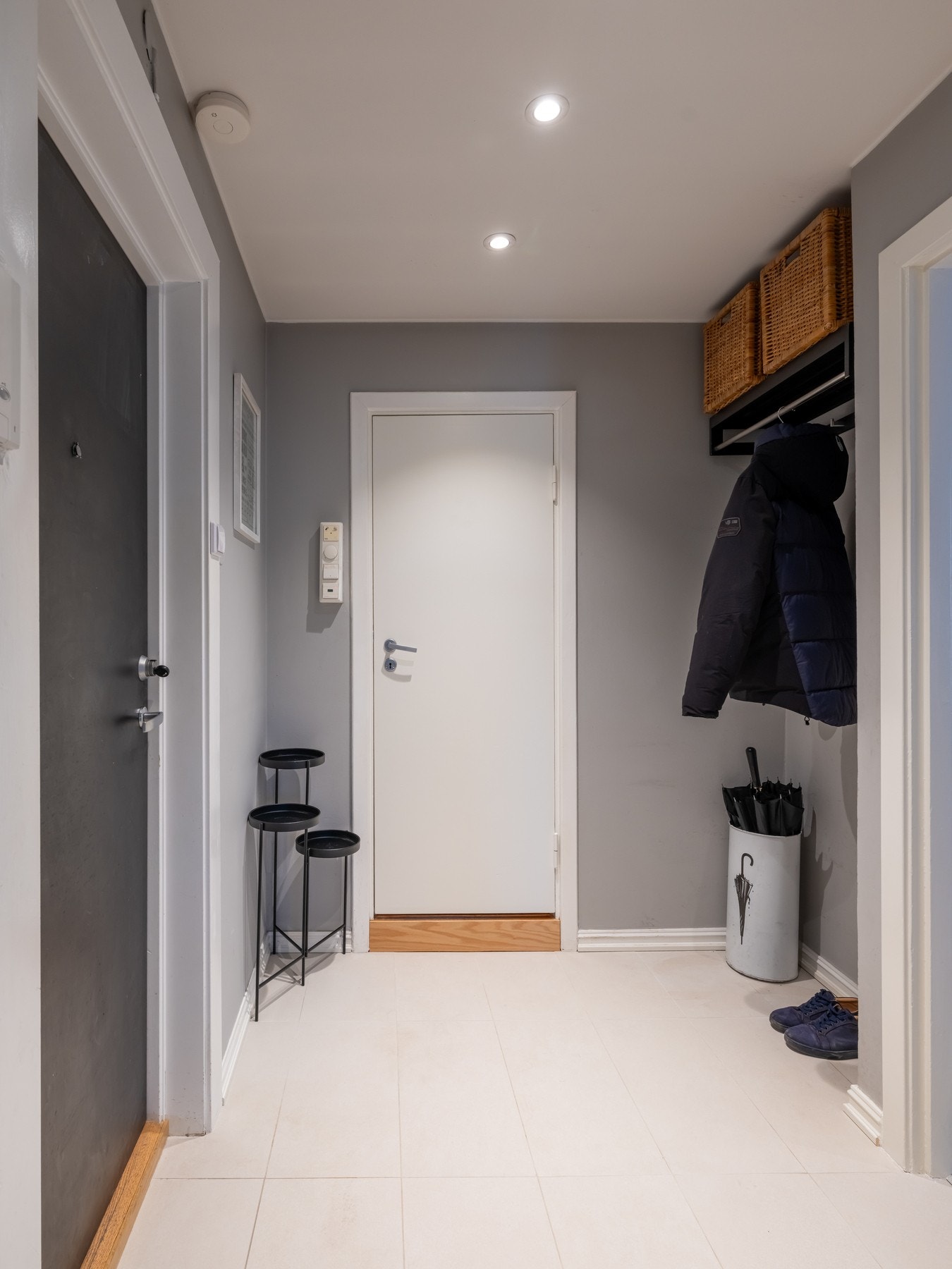 Her er det god plass til oppheng av yttertøy og skohylle. Galleribilde