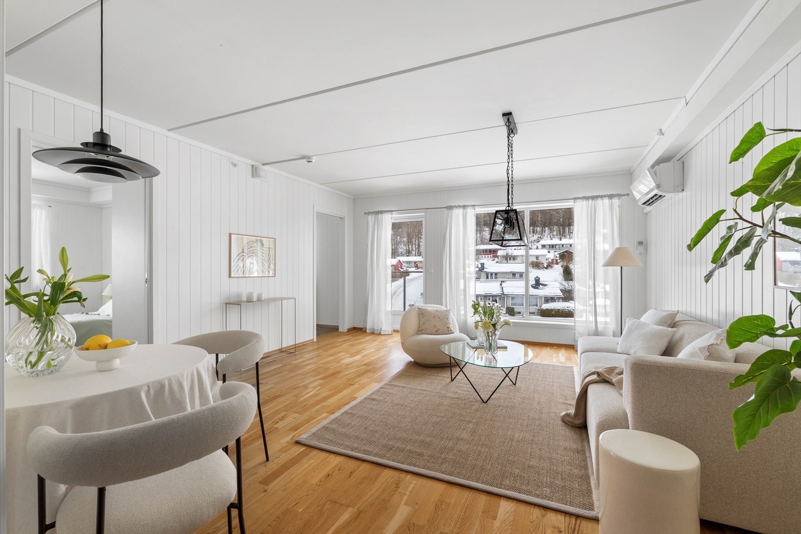 Stuen har flere store vindusflater, så her får du rikelig med naturlig lysinnslipp inn Galleribilde