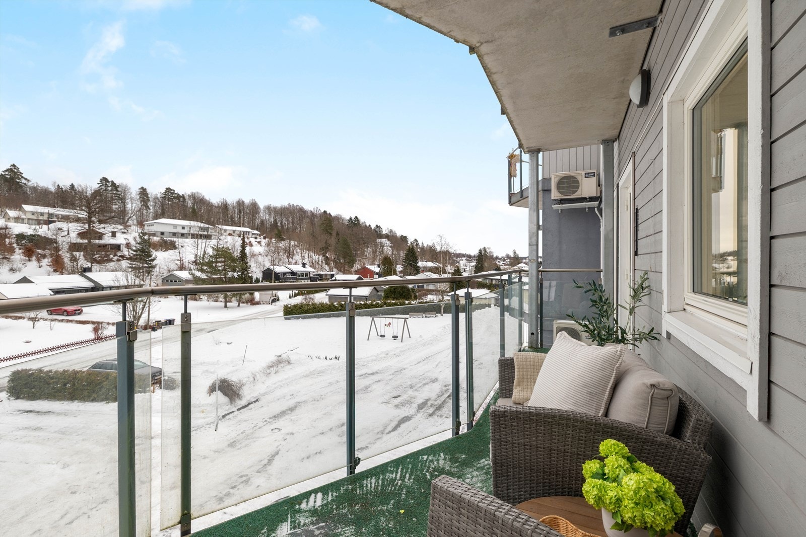 Det er plass til en hyggelig sittegruppe på balkongen Galleribilde