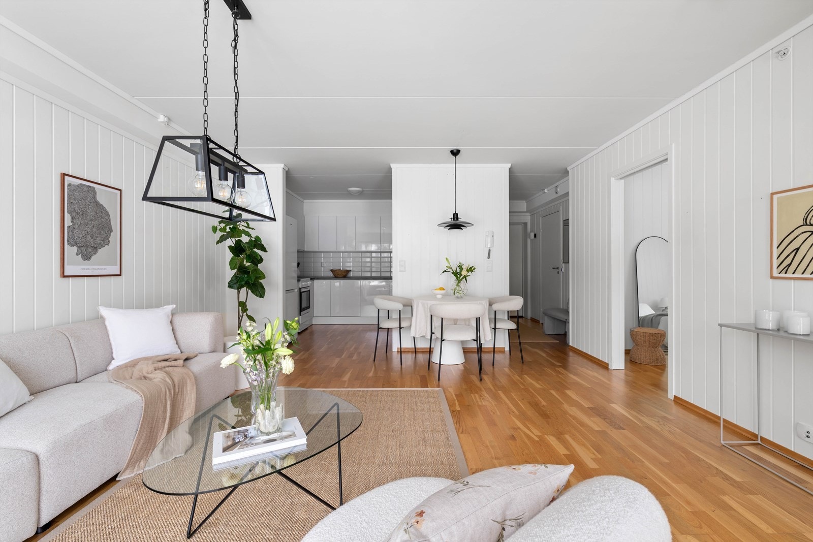 En lys og åpen stue med gode møbleringsmuligheter, her har du muligheten til å sette ditt eget preg på leiligheten Galleribilde