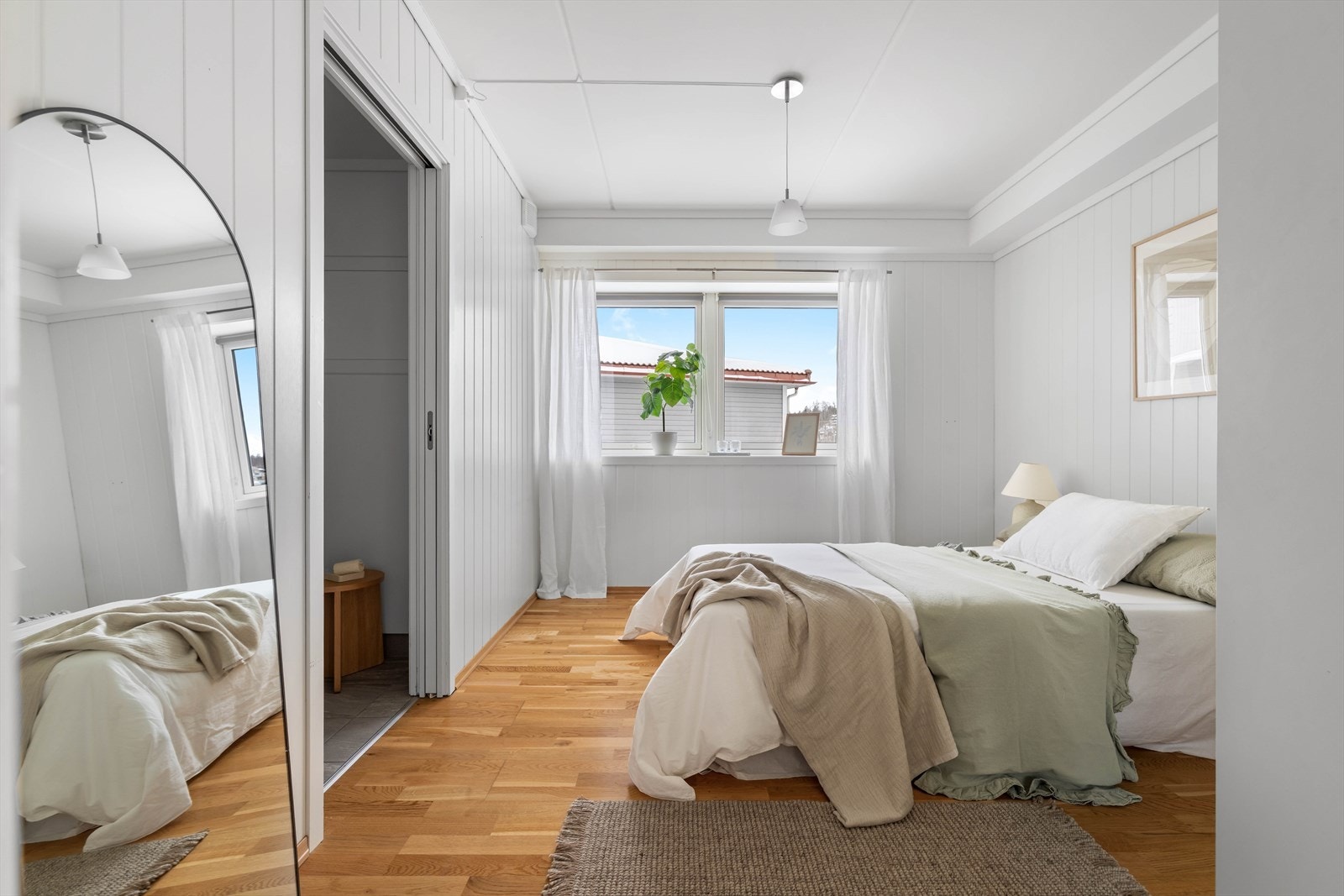 Leiligheten har to romslige soverom Galleribilde