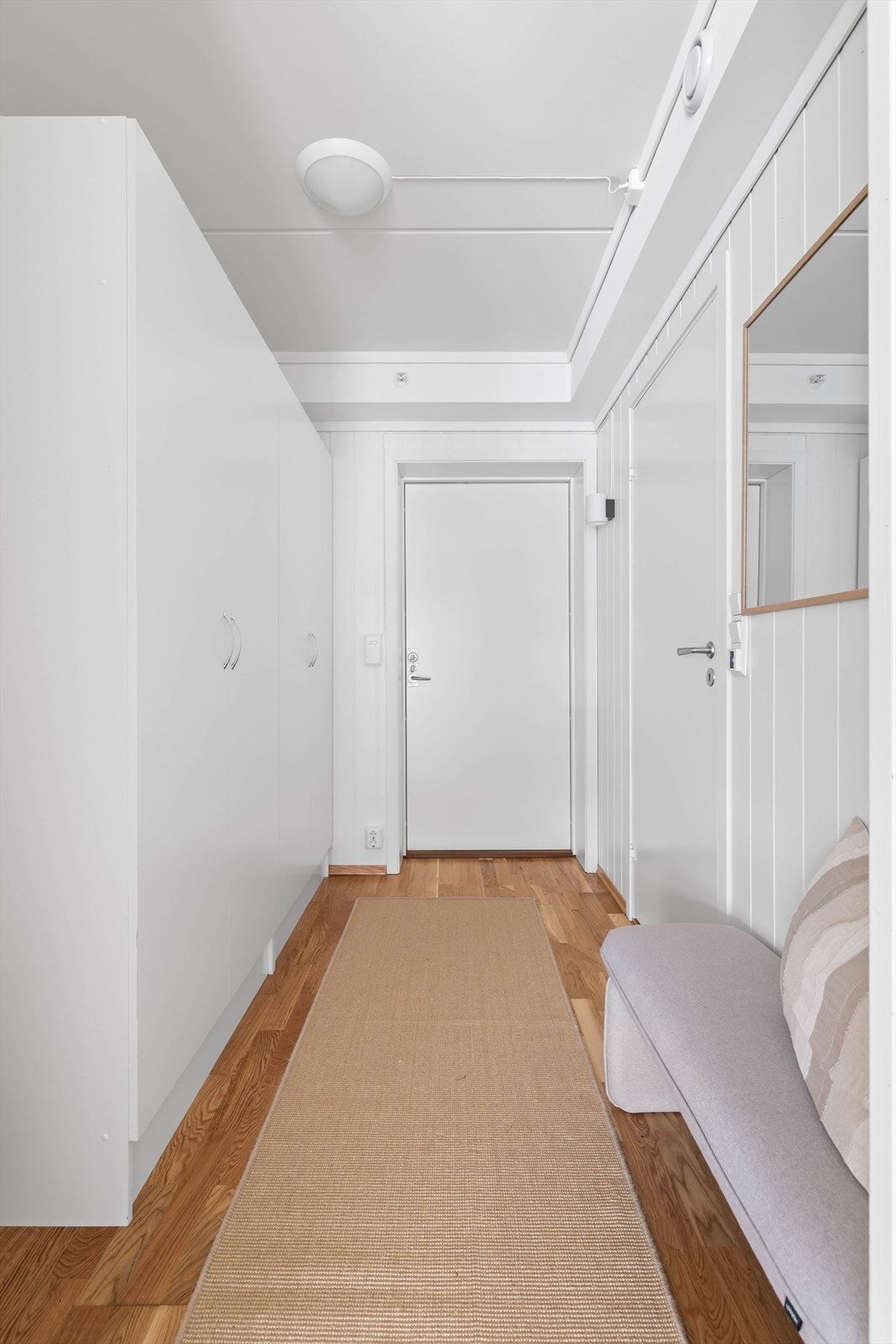 Velkommen inn! Her blir du møtt av en romslig entré med store garderobeskap Galleribilde