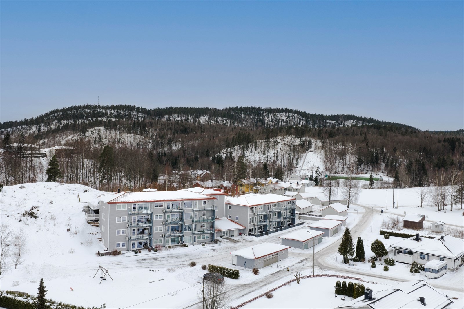 Fra leiligheten er det gangavstand til Andebu sentrum som byr på enkel handel med bl.a Meny og Kiwi. Det er en kort kjøretur til både Sandefjord og Tønsberg. Galleribilde