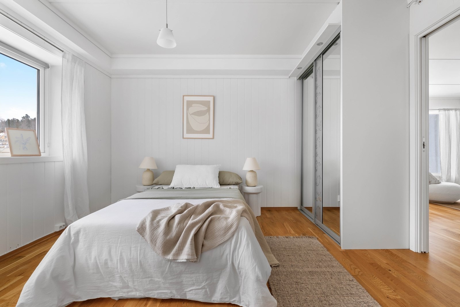 Hovedsoverommet har også skyvedørsgarderobe, som gir godt med plass til klær og sko Galleribilde