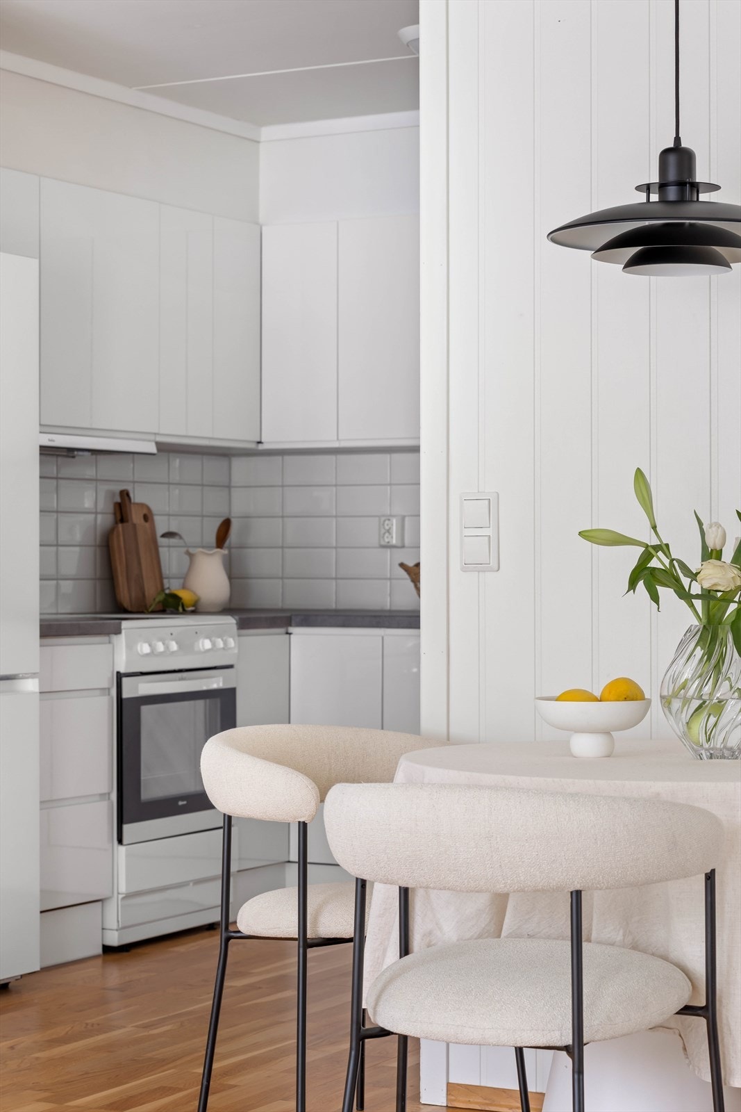 Kjøkkenet ligger i åpen løsning med stuen, som gir et svært sosialt område Galleribilde