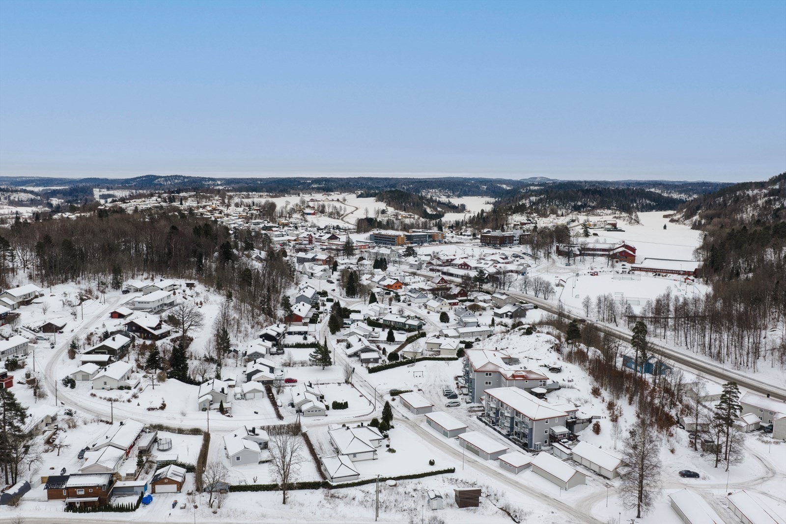 Skjeggerødveien 15 byr på en flott beliggenhet med nærhet til det man skulle trenge. Leiligheten ligger i barnevennlige og rolige omgivelser, med kort avstand til flotte tur- og rekreasjonsområder Galleribilde