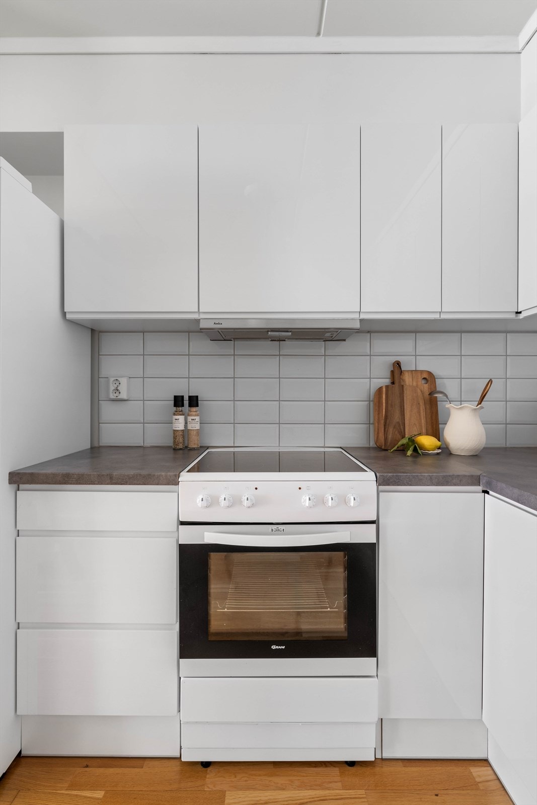 Det er også montert vannstoppesystem og komfyrvakt. Kjøkkenventilator med avtrekk ut Galleribilde