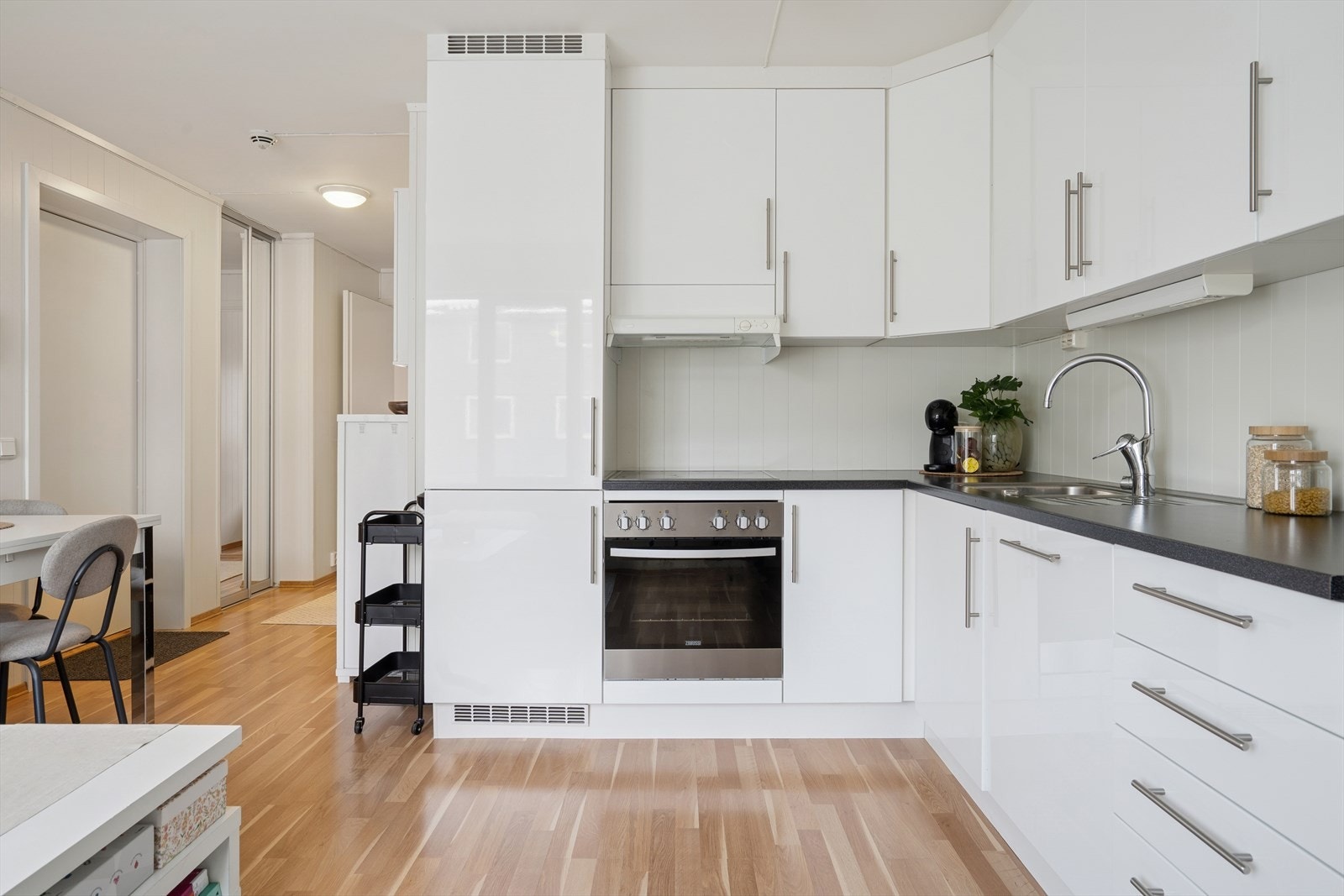 Lyst kjøkken med mye skapplass. Galleribilde