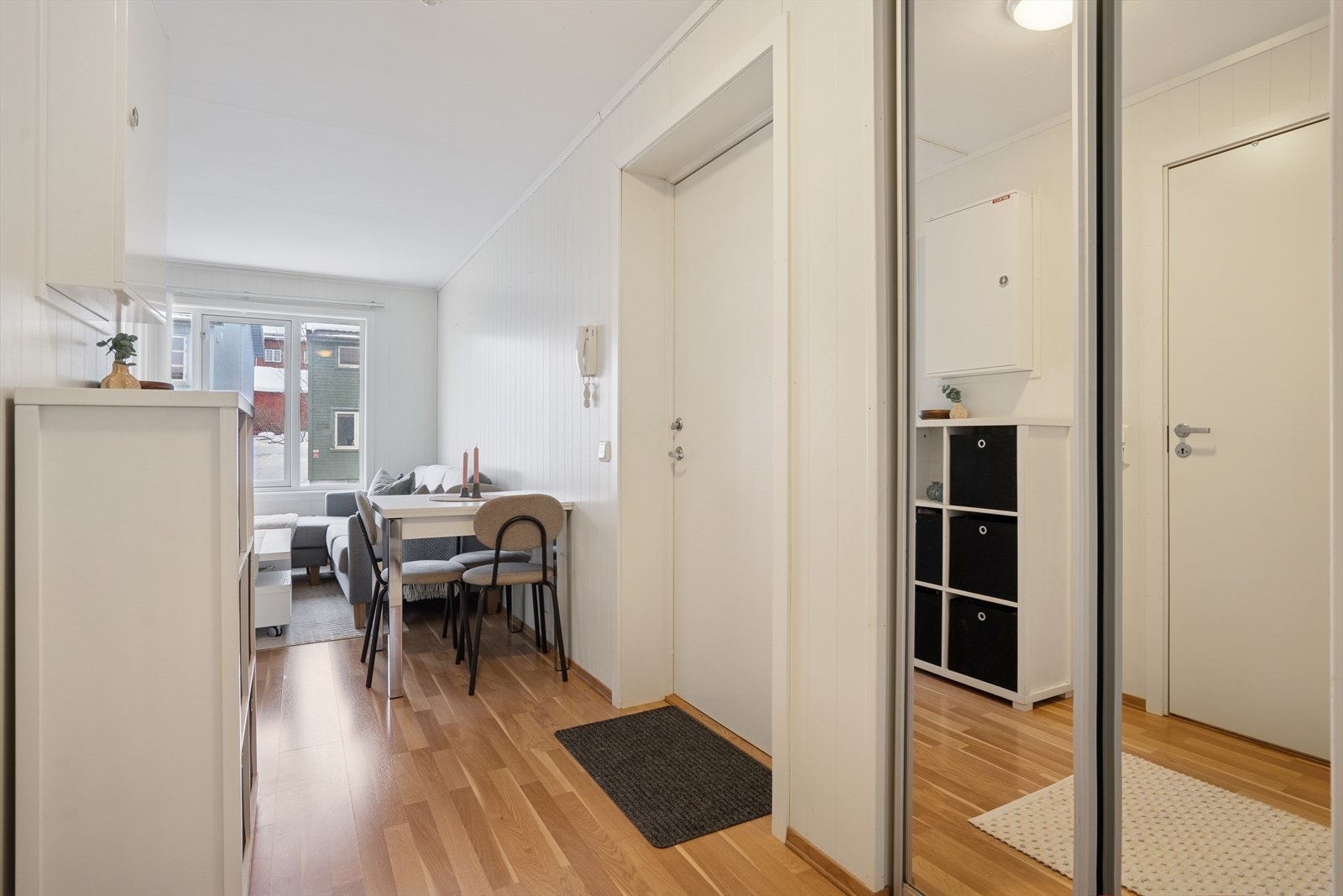 Entré med garderobe med mye plass. Galleribilde