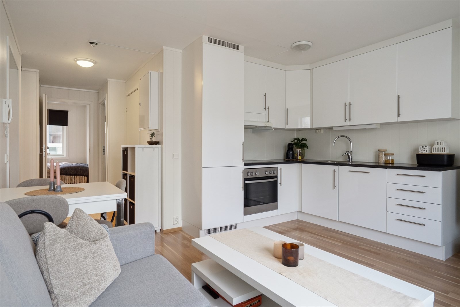 Lys og moderne leilighet med en smart planløsning. Galleribilde