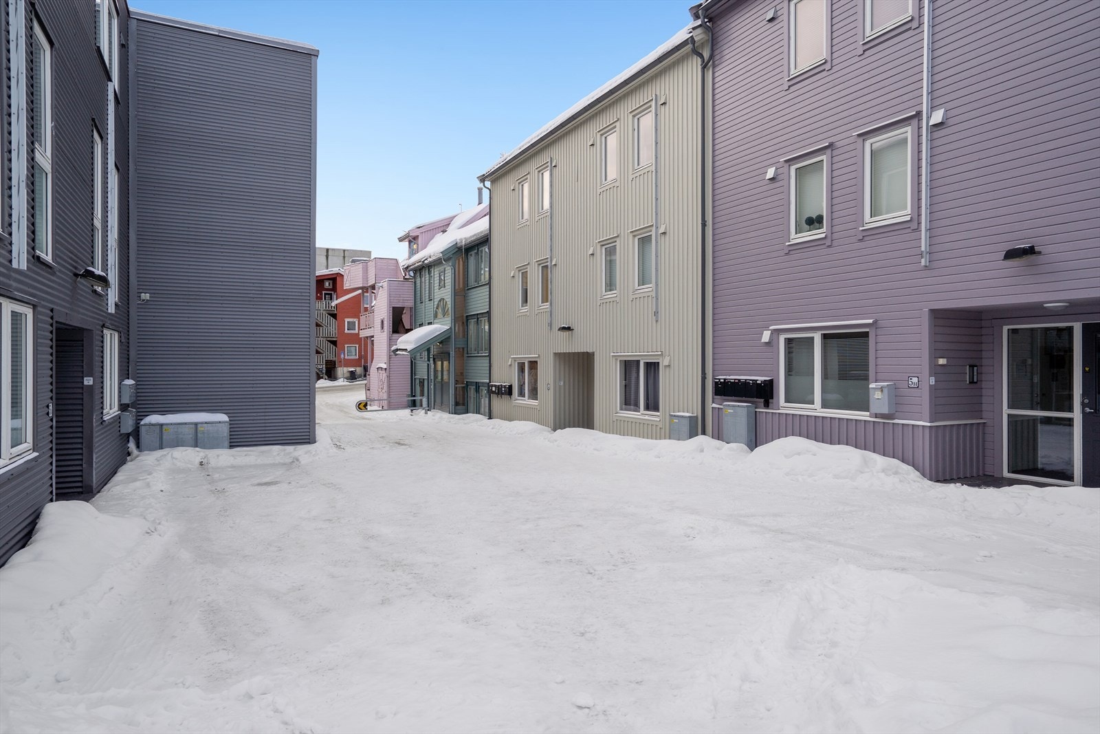 Leiligheten ligger i endre etasje. Inngang fra felles bakgård. Galleribilde