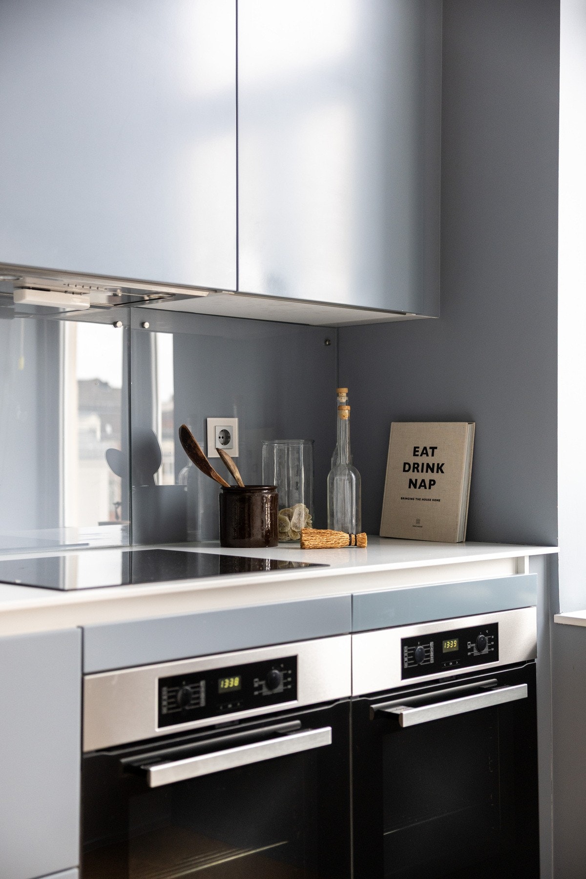 Induksjonstopp med komfyrvakt og integrert ventilator gir både sikkerhet og effektivitet. Galleribilde