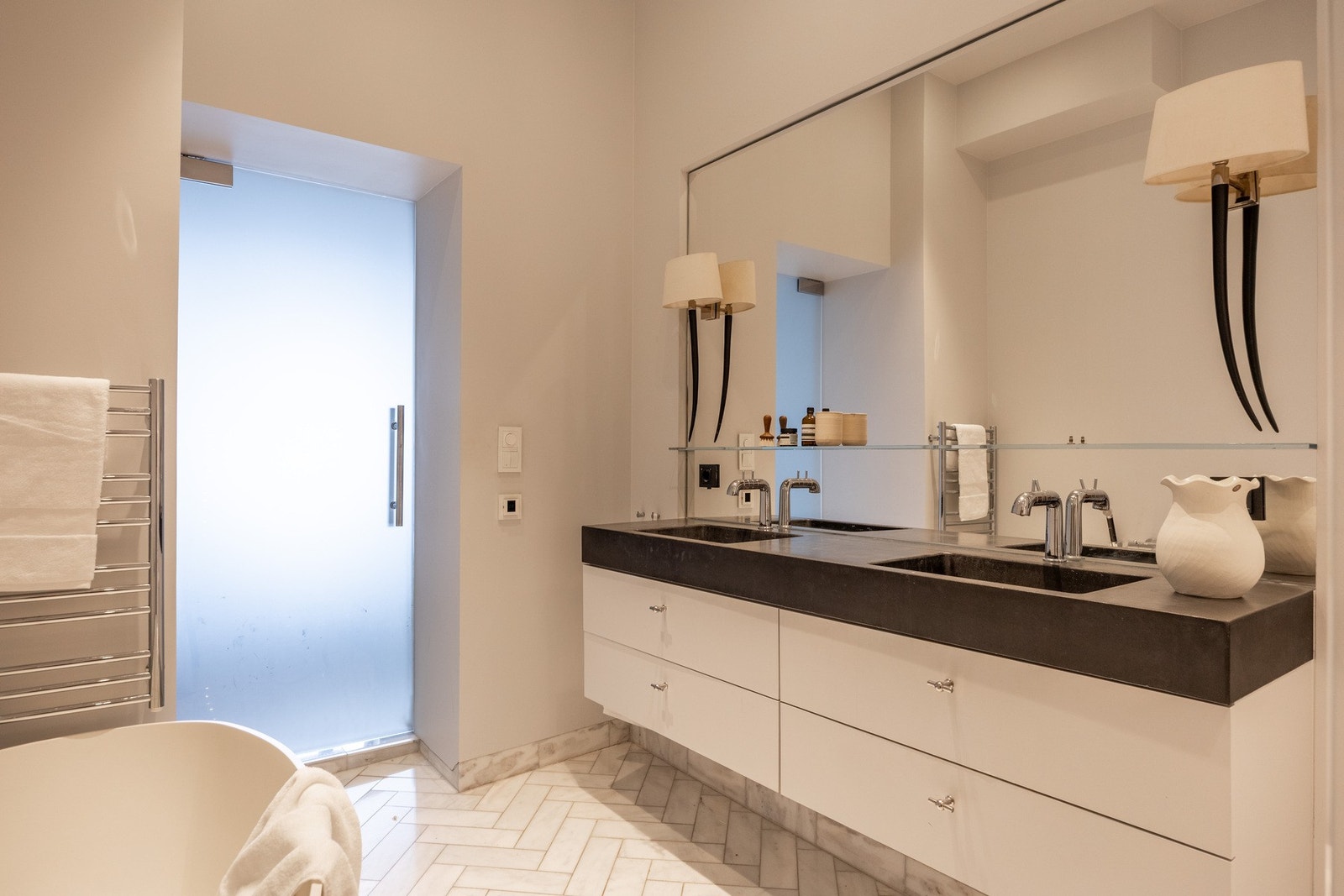 To servanter med separate armaturer gjør morgenrutinene smartere. Galleribilde