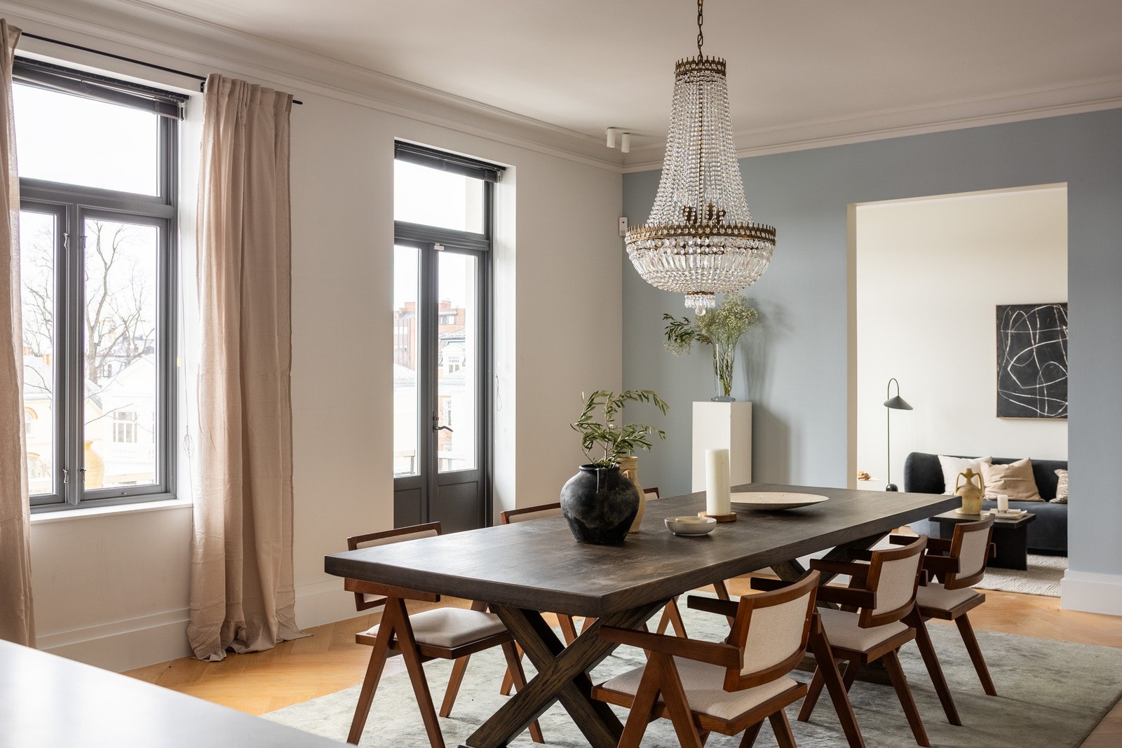 Romslig, lys og med en elegant atmosfære som gjør den like egnet til hverdagsmiddager som større sammenkomster. Galleribilde