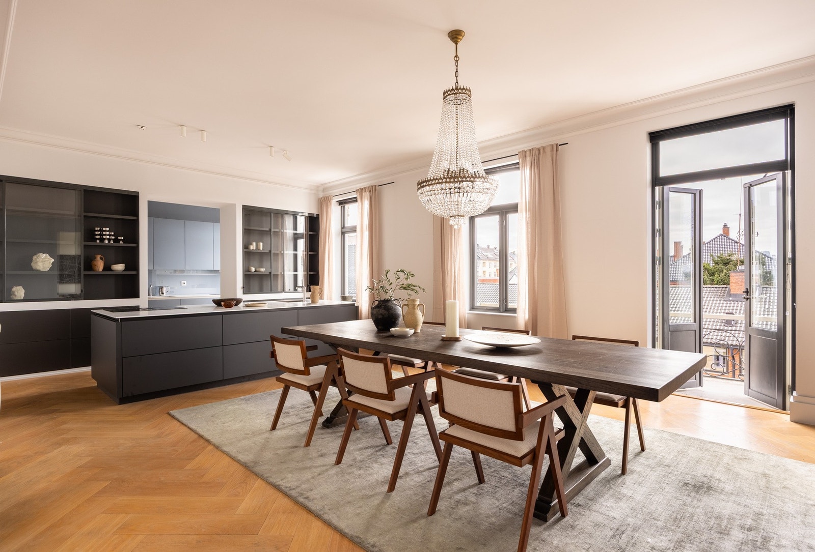 Spisestuen fremstår som et naturlig samlingspunkt i boligen. Galleribilde