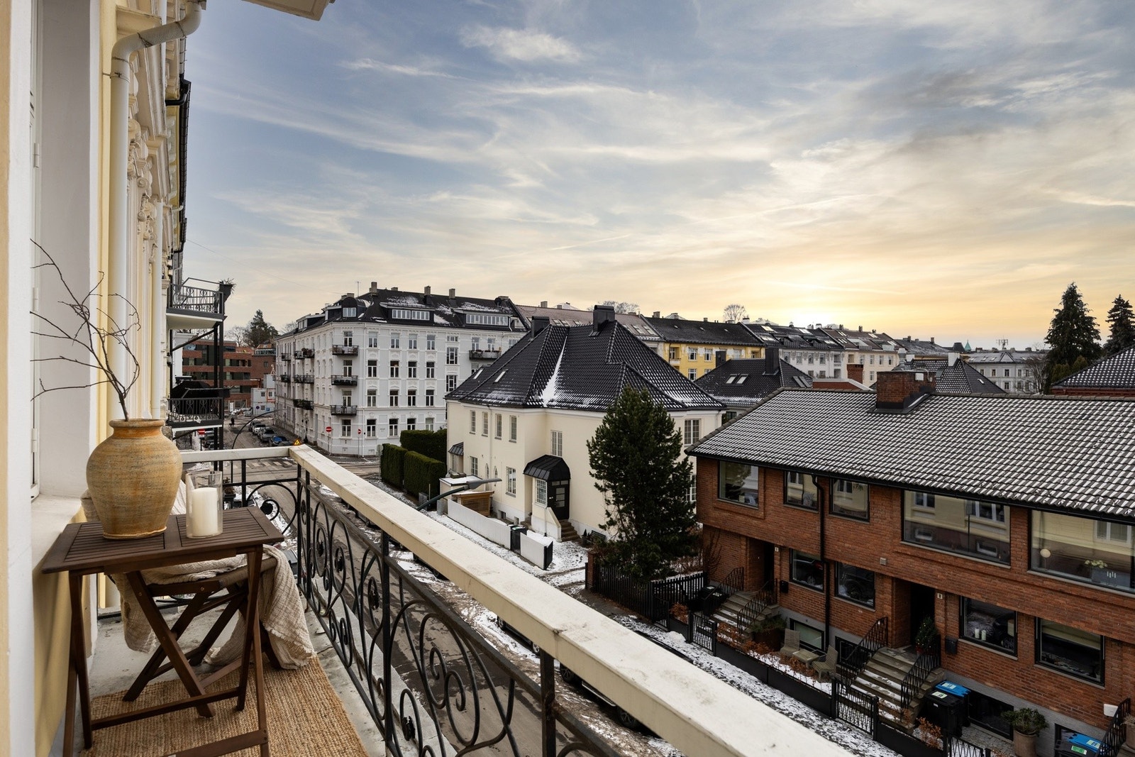 En privat og solrik forlengelse av oppholdsrommet. Her kan morgenkaffen nytes med utsyn mot klassiske Frogner-kvartaler. Galleribilde