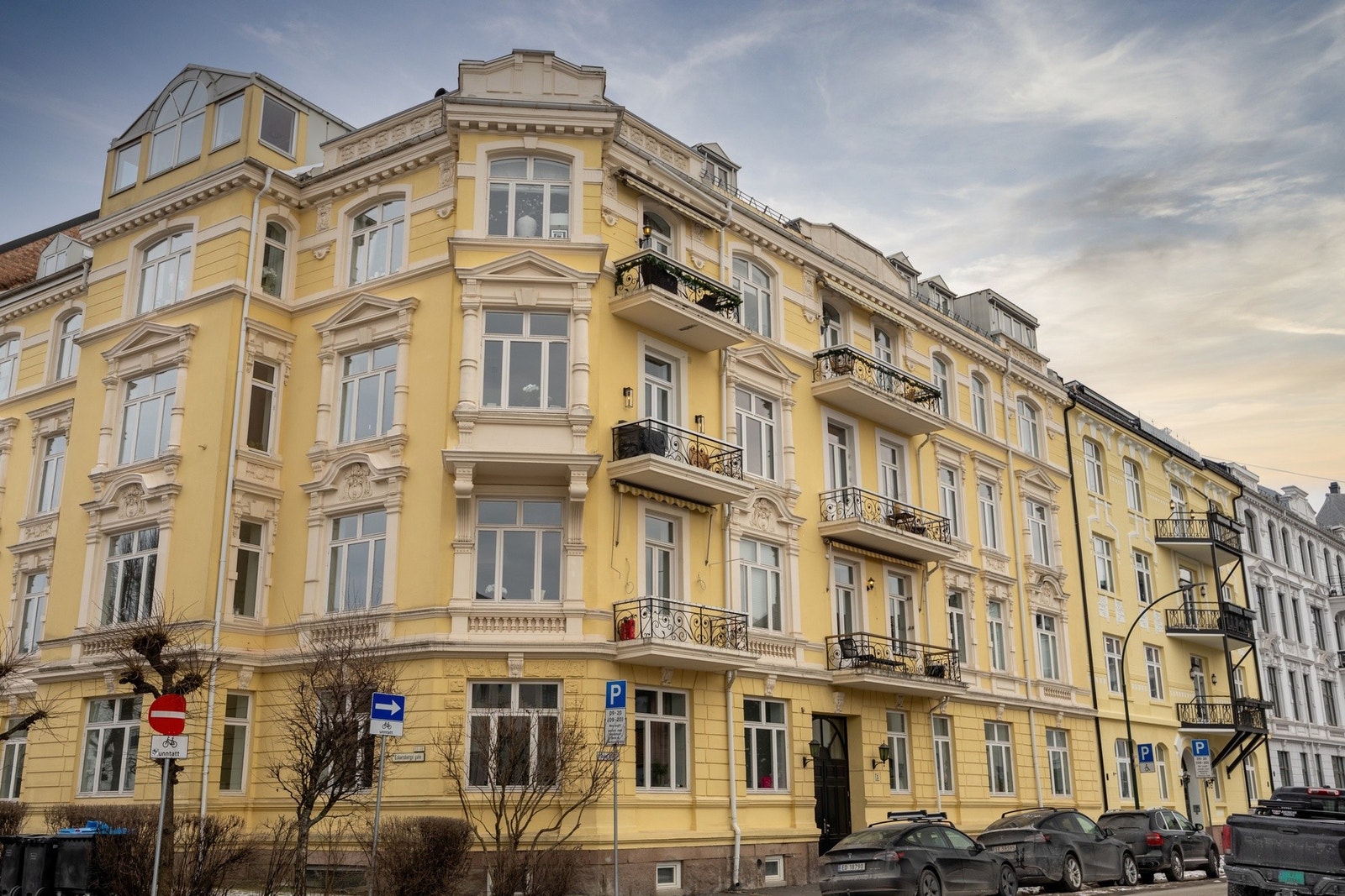 Ærverdig bygård fra 1904 med heis og klassiske detaljer - en representativ eiendom som setter rammen for boligen allerede før man trer innenfor døren. Galleribilde