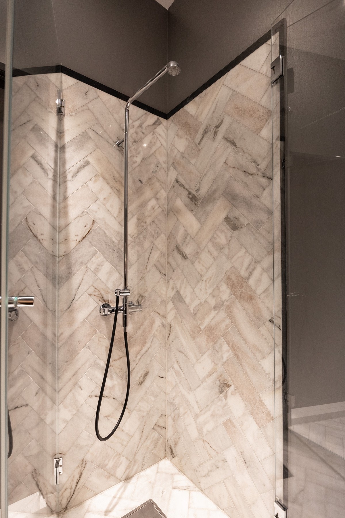 Innfelte glassdører i dusj. Galleribilde