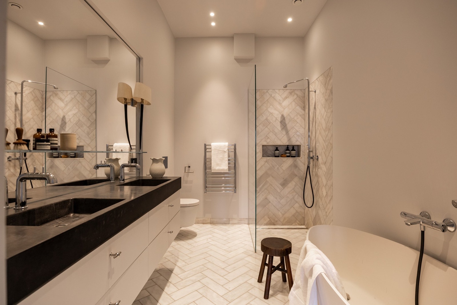 Hovedbad med flislagte gulv med gulvvarme kombinert med downlights i himling. Galleribilde