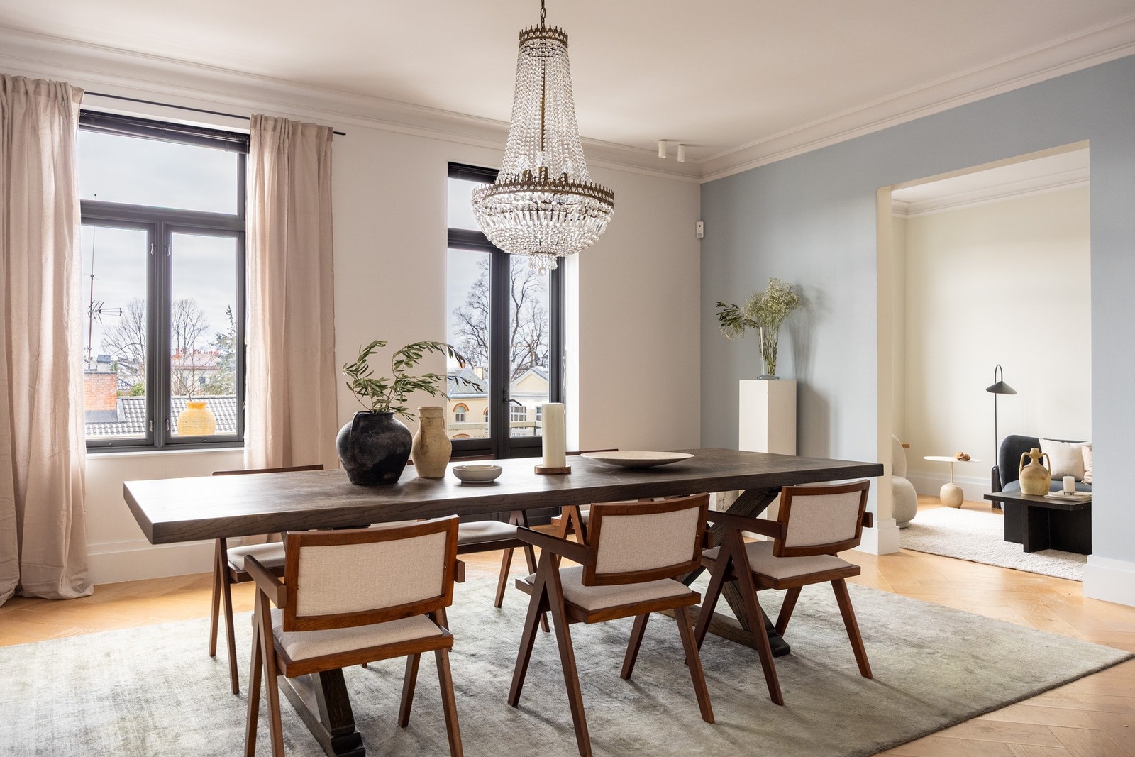 Balkongdøren gir spisestuen en naturlig forlengelse ut. Galleribilde