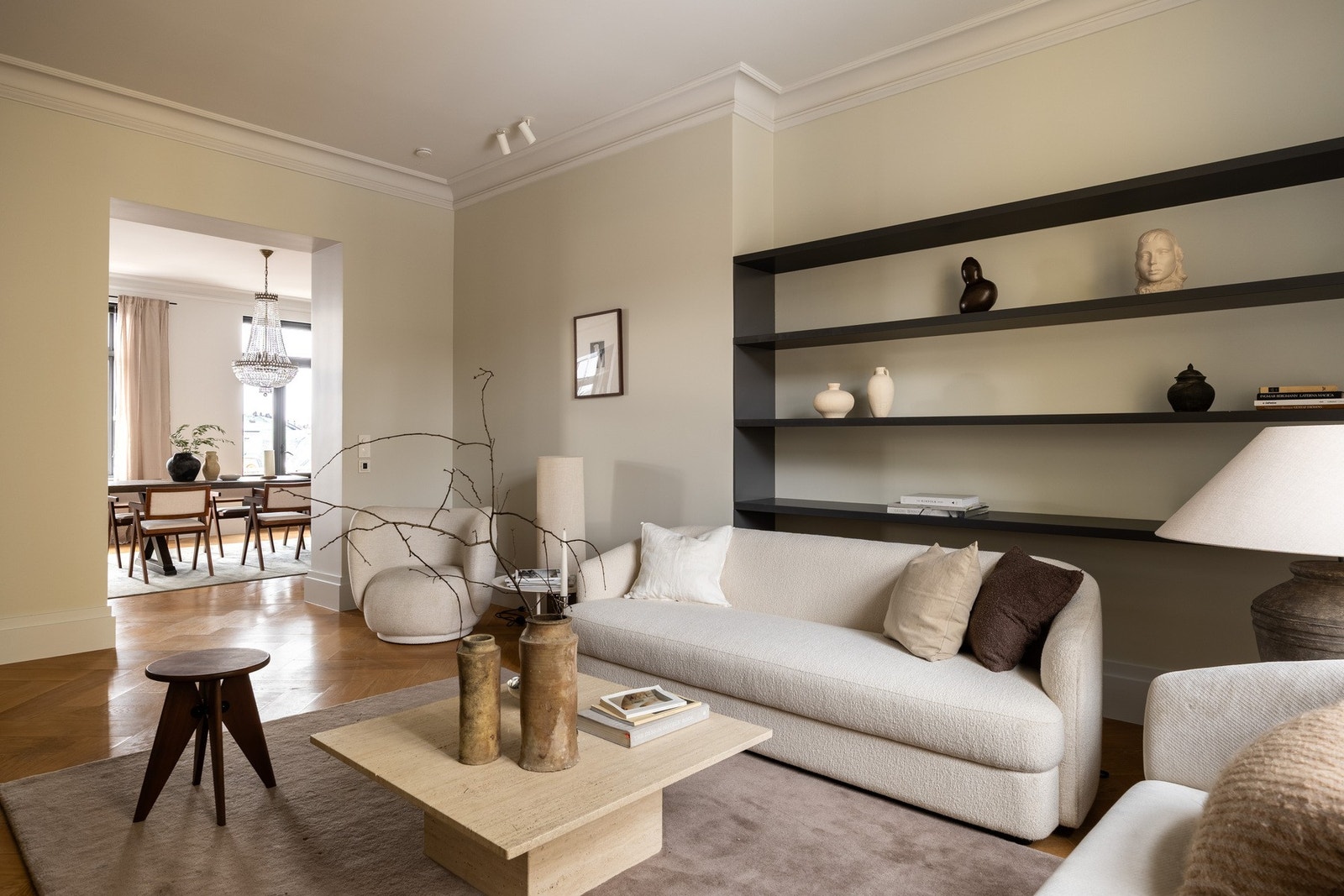 Adskilt fra hovedstuen skaper peisestuen en fleksibel bruksmulighet - TV-stue, bibliotek eller privat salong. Galleribilde