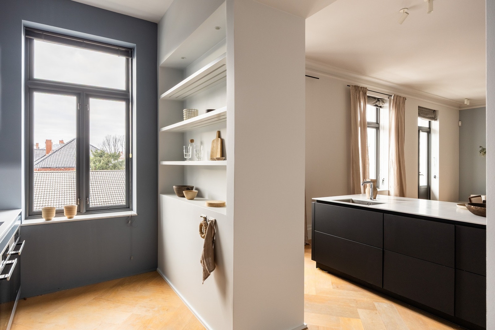 Integrerte hvitevarer og god oppbevaringsplass. Galleribilde