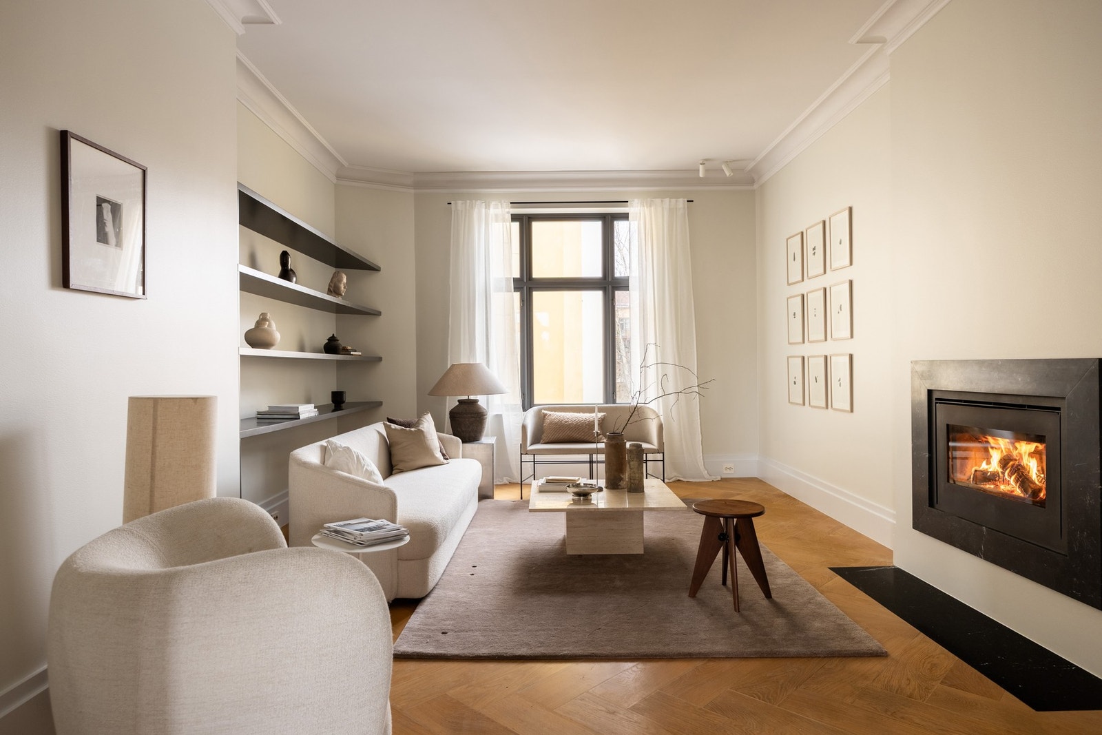 Boligen byr på blant annet romslig kjøkken/spisestue i åpen løsning, stue, tre soverom og to bad. Videre er det peisestue, bad/vaskerom, gjestetoalett og plassbygde garderobeløsninger i leiligheten. Galleribilde