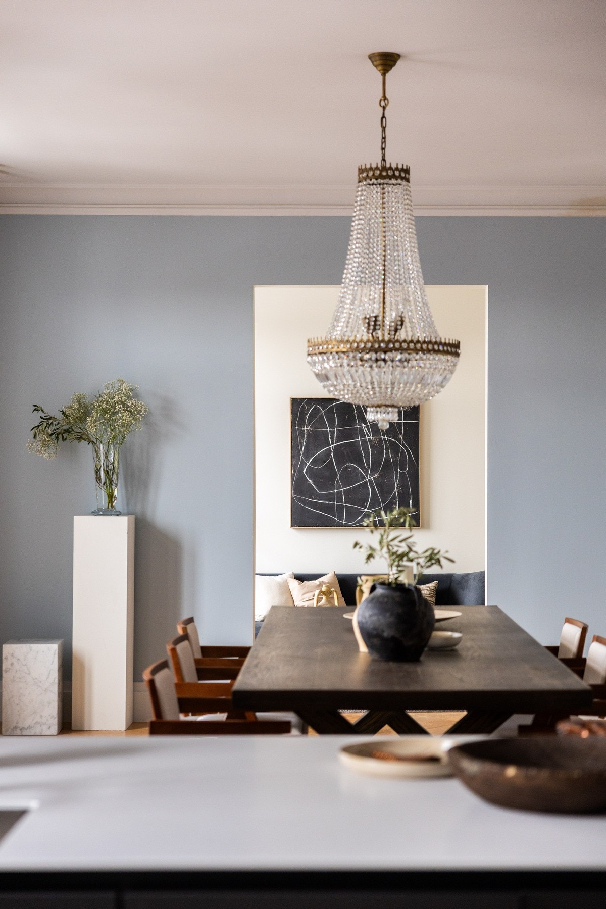 Den delvis åpne løsningen skaper en sosial flyt mellom matlaging og servering. Galleribilde