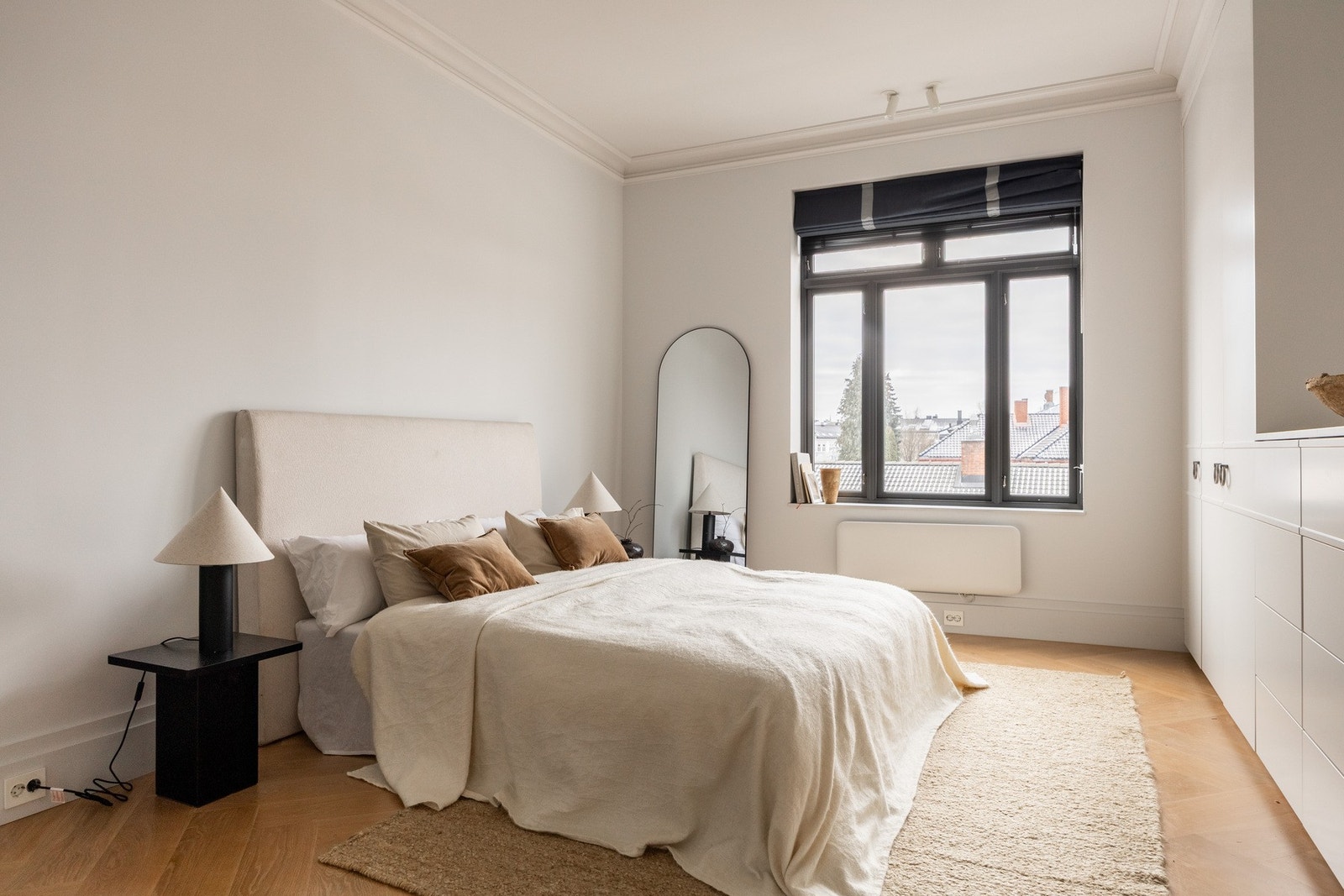 Romslig hovedsoverom med god plass til ønsket dobbelseng og nattbord på vær side. Galleribilde