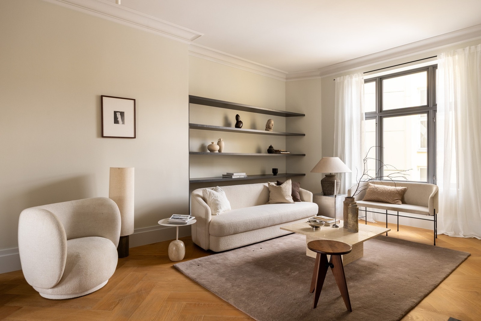 Peisestuen gir en lun og mer tilbaketrukket sone - perfekt for rolige kvelder foran ildstedet. Galleribilde