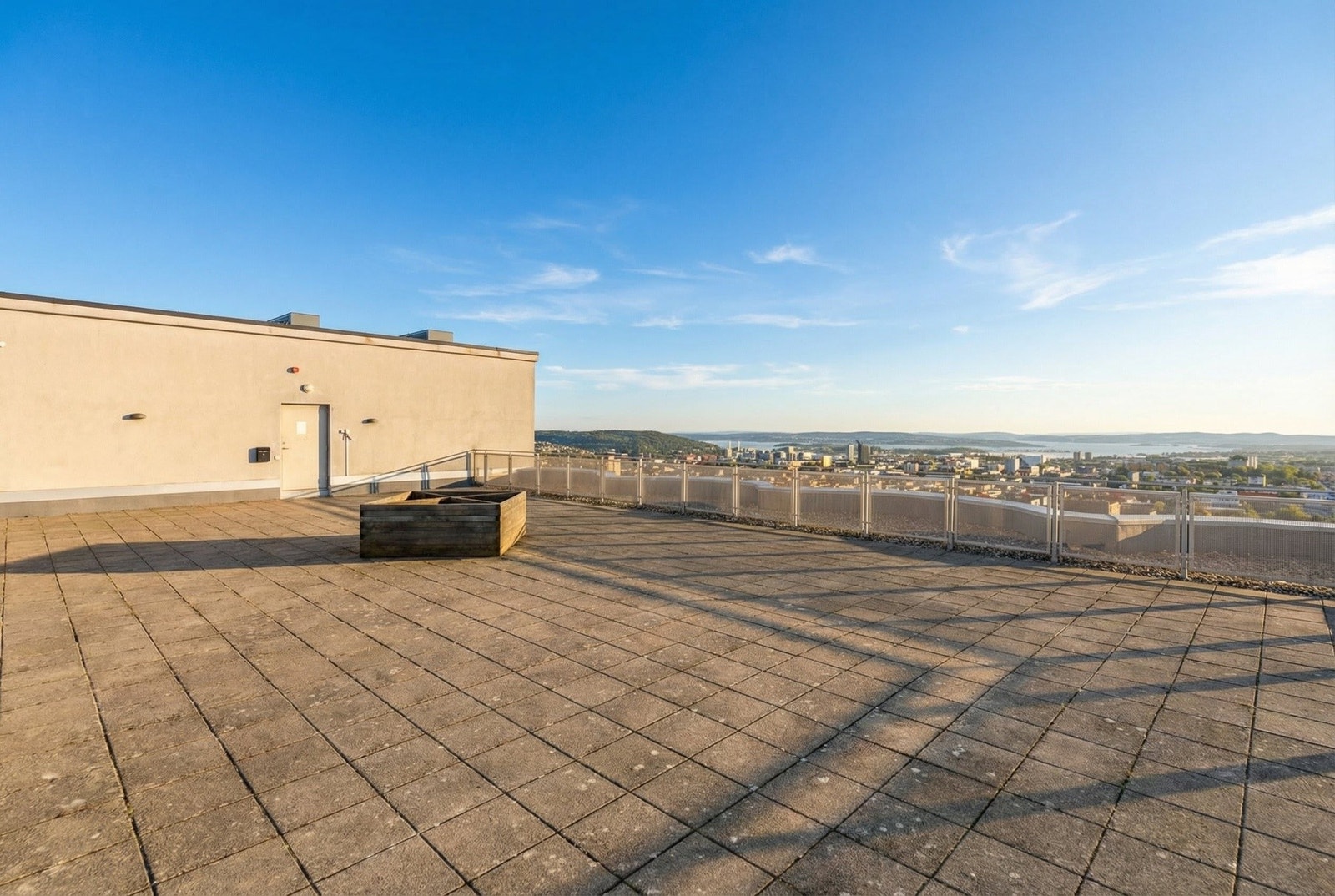 Perfekt for deg som ønsker å ha en liten samling med venner eller rett og slett bare vil nyte en solskinnsdag. (AI redigert vær- og lysforhold) Galleribilde