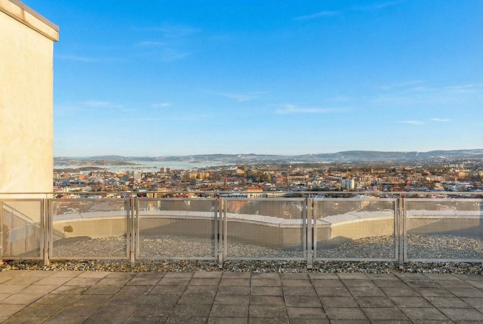 En av Oslos fineste takterrasser! (AI redigert vær- og lysforhold) Galleribilde