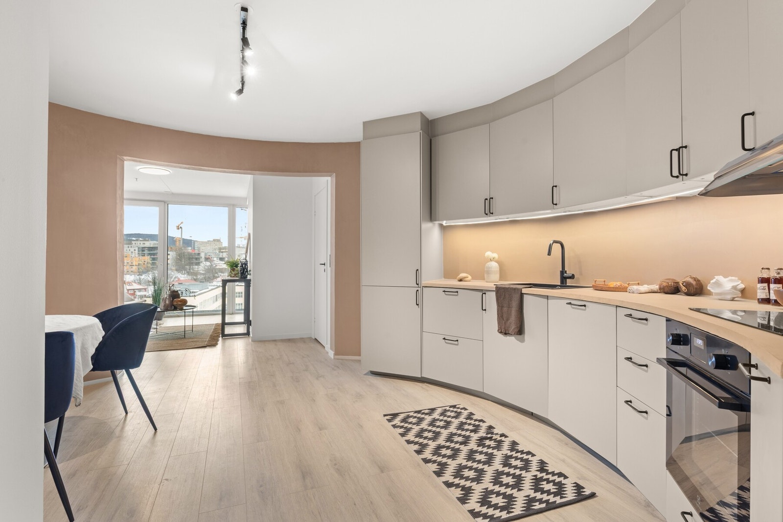 Stilrent IKEA-kjøkken fra 2025 med glatte fronter og benkeplater i tre med mikrosement Galleribilde