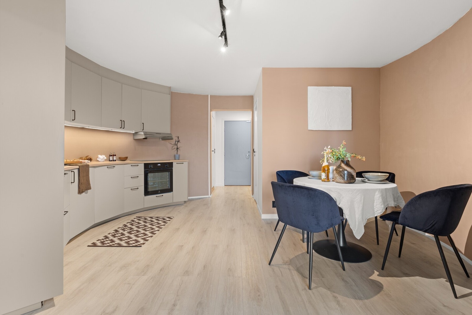 Spisestuen har godt med plass til større spisebord og øvrig innredning. Galleribilde