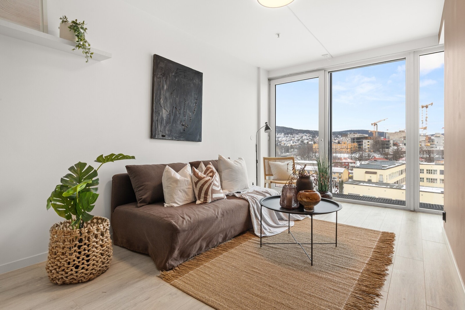 Lys og koselig stue med store vindusflater som gir svært gode lysforhold. Galleribilde