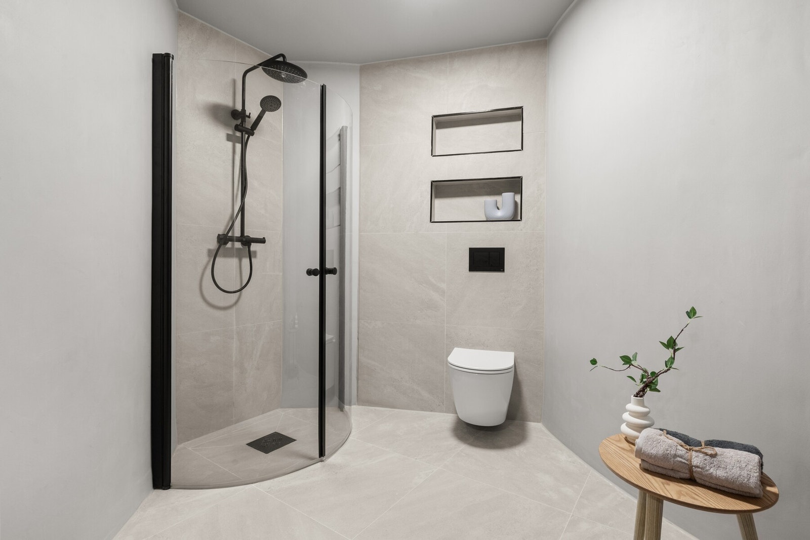 Nyoppusset bad fra 2025 med flislagt gulv med varmekabler, samt flislagte og malte vegger. Galleribilde