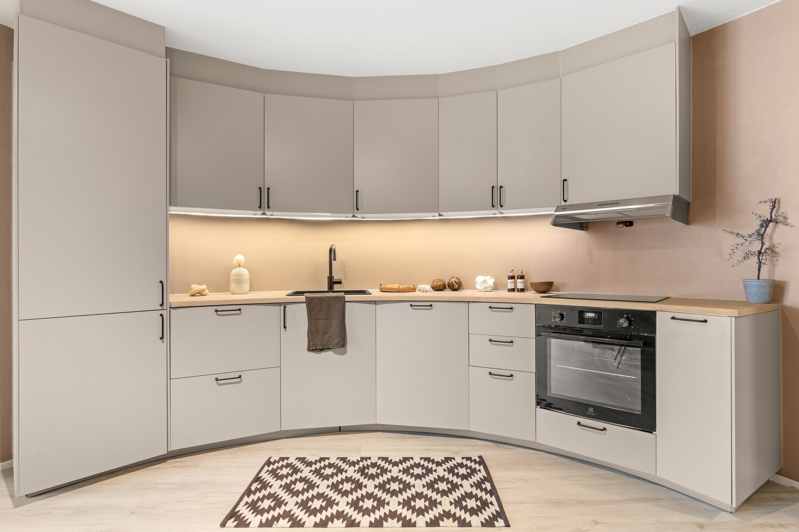 Kjøkkenet er utstyrt med integrerte hvitevarer, som stekeovn, nedfelt induksjonstopp, oppvaskmaskin, kjøl og frys som medfølger. Galleribilde