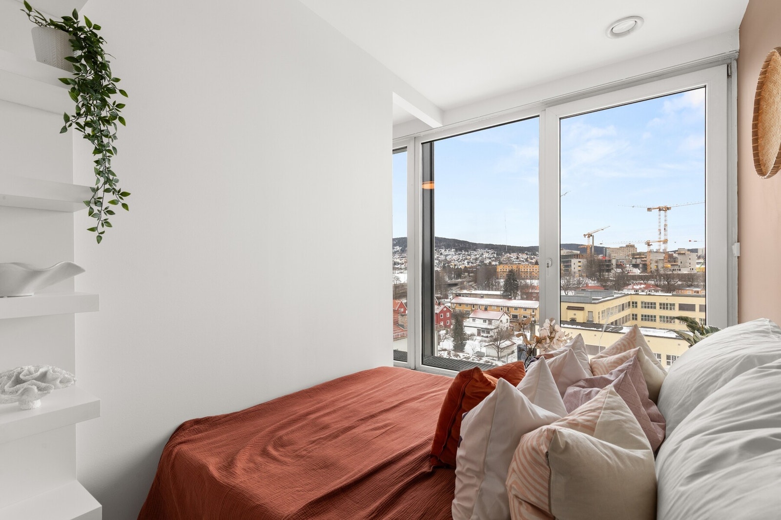 Hyggelig soverom med store vindusflater fra gulv til tak som gir rikelig med dagslys og en luftig romfølelse. Galleribilde