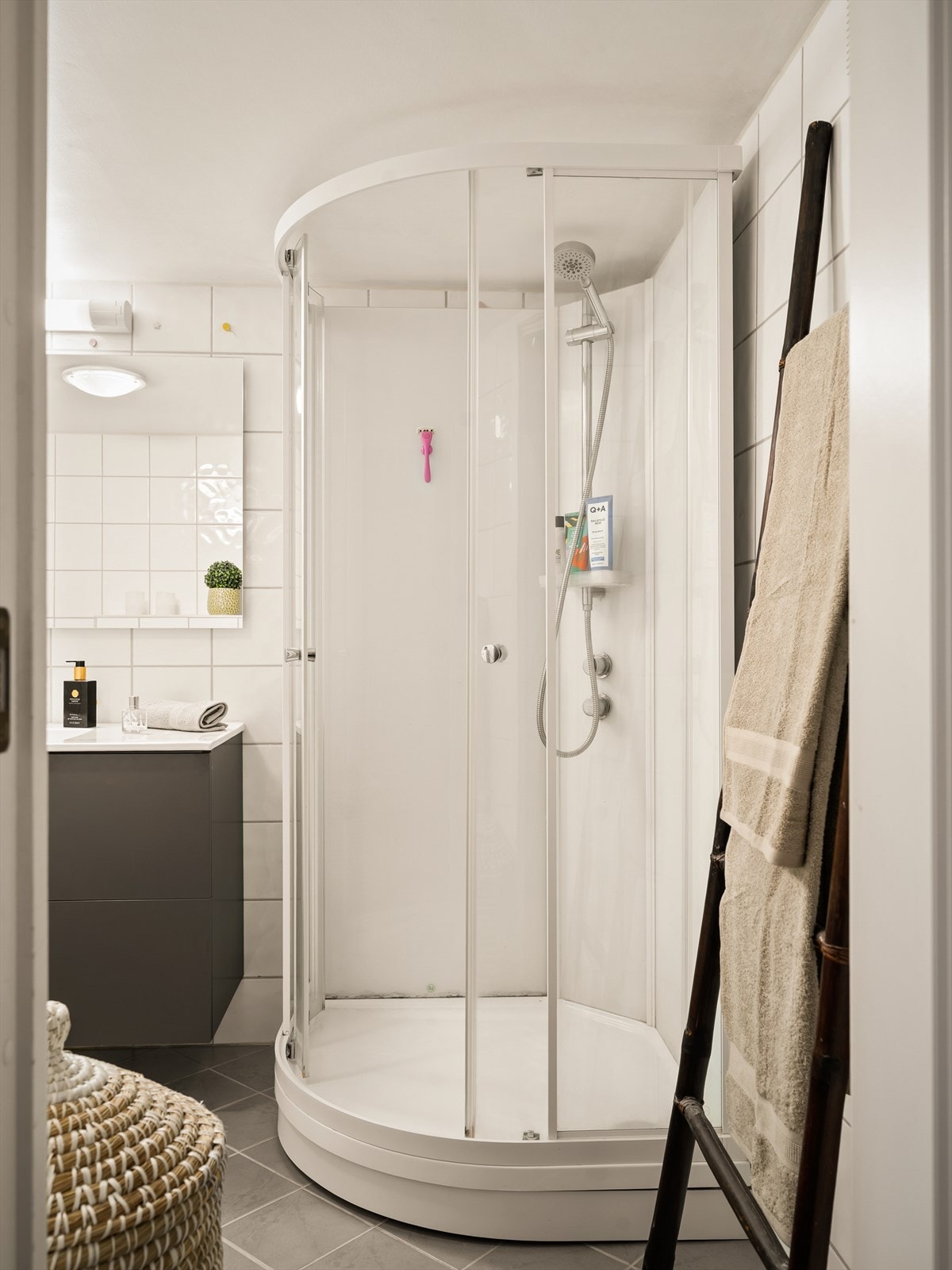 Badet i kjelleren er flislagt og har elektrisk gulvvarme. Galleribilde