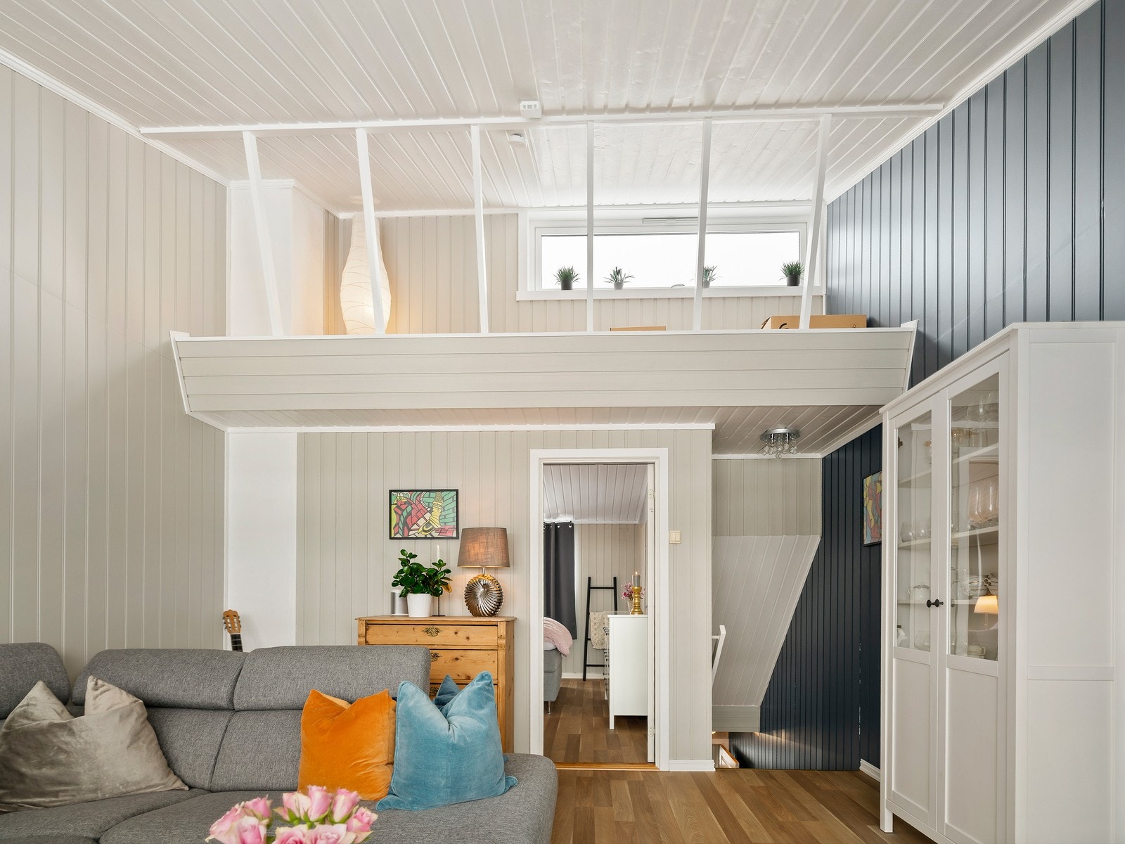 Etasjen gir fleksible møbleringsmuligheter, enten du trenger en ekstra stue, kontor eller lekerom. Galleribilde