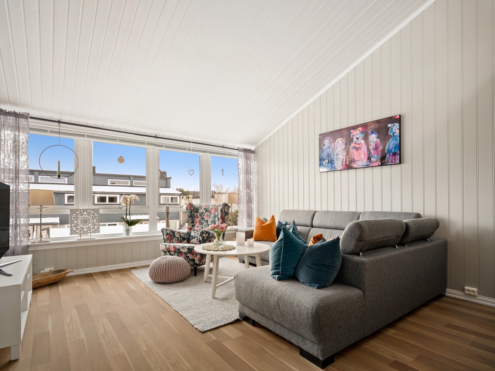 Loftstuen er et lyst og luftig rom med store vindusflater. Galleribilde